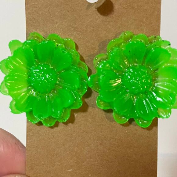 Handmade epoxy resin large flower earrings - neon green - Picture 3 of 3